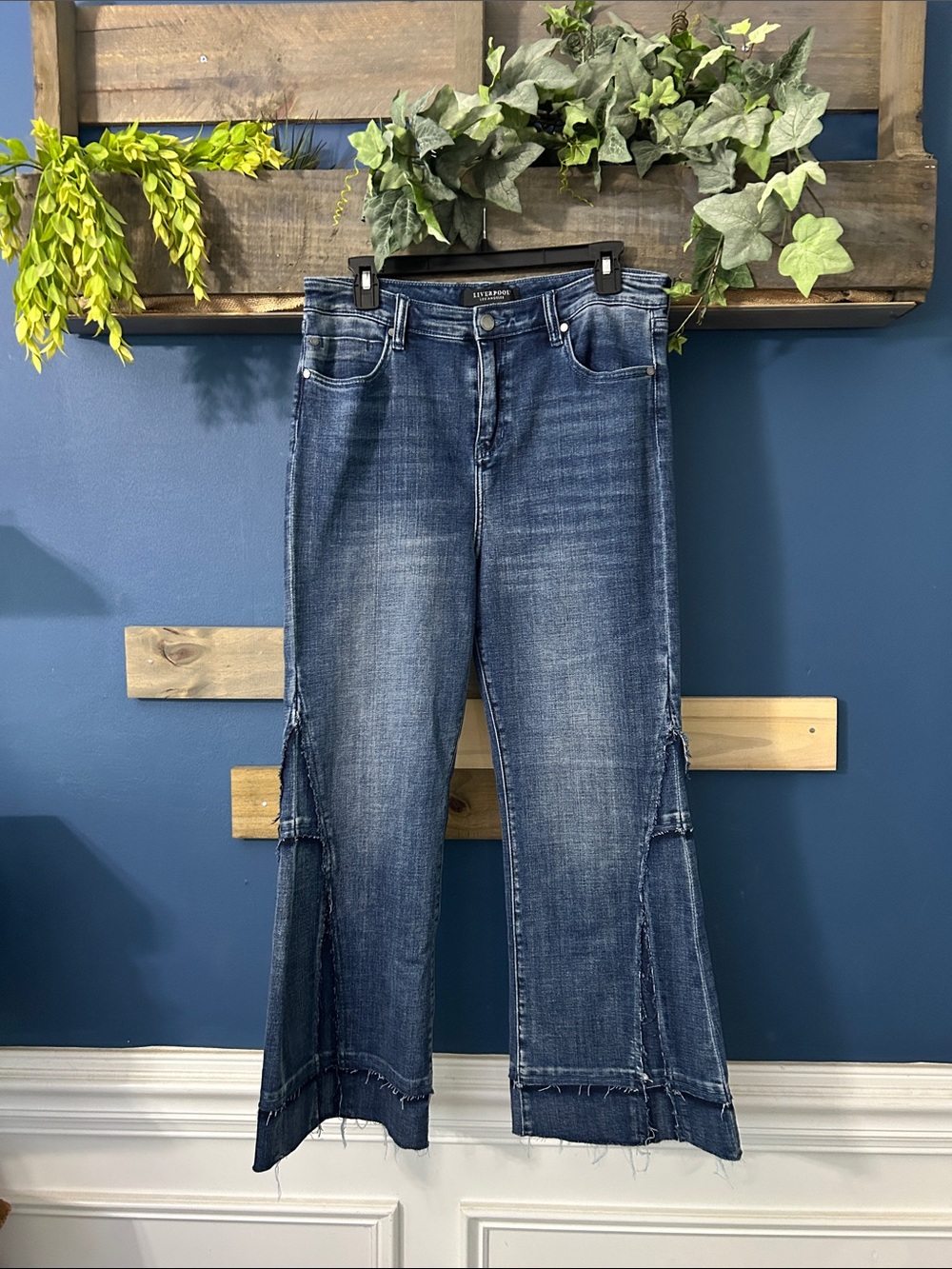 Liverpool Hannah Seam Detail Crop Flare Jeans with Raw Hem 10. EUC